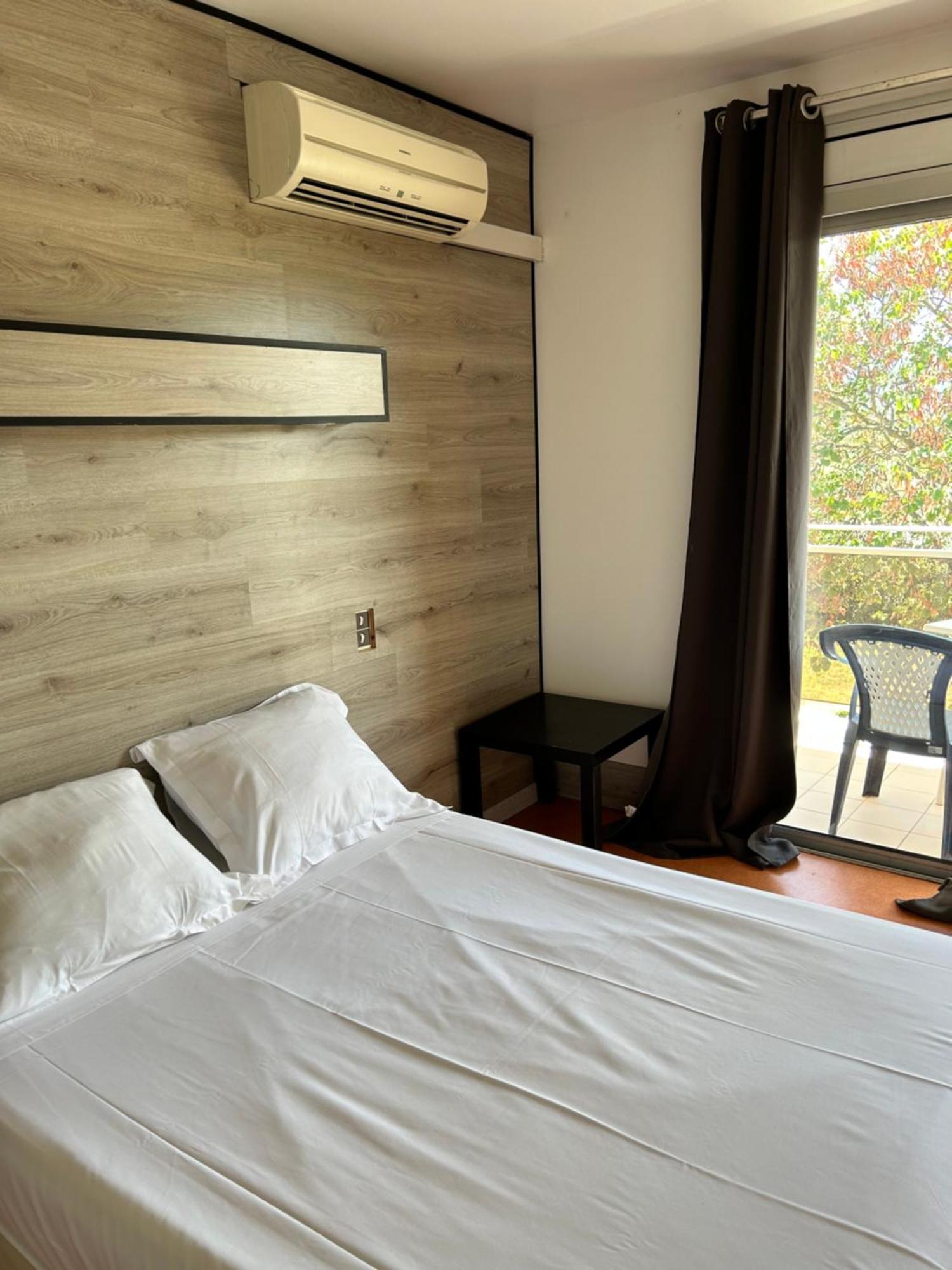 Hotel La Garenne Tresserre Bagian luar foto