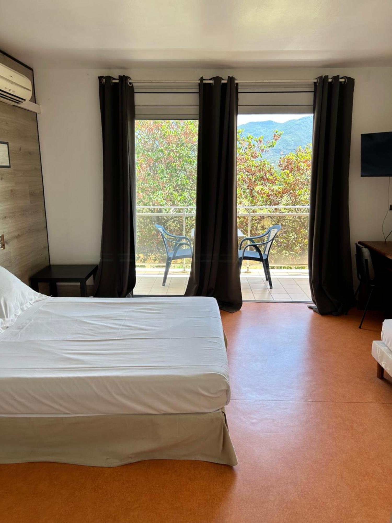 Hotel La Garenne Tresserre Bagian luar foto